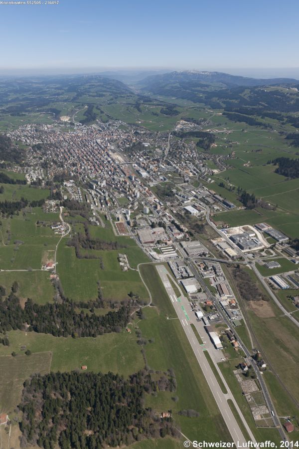 Flugplatz 'Les Eplatures' im Vordergrund; Blick Richtung La Chaux-de-Fonds (NE); ganz hinten Blick ins Vallon de Saint - Imier